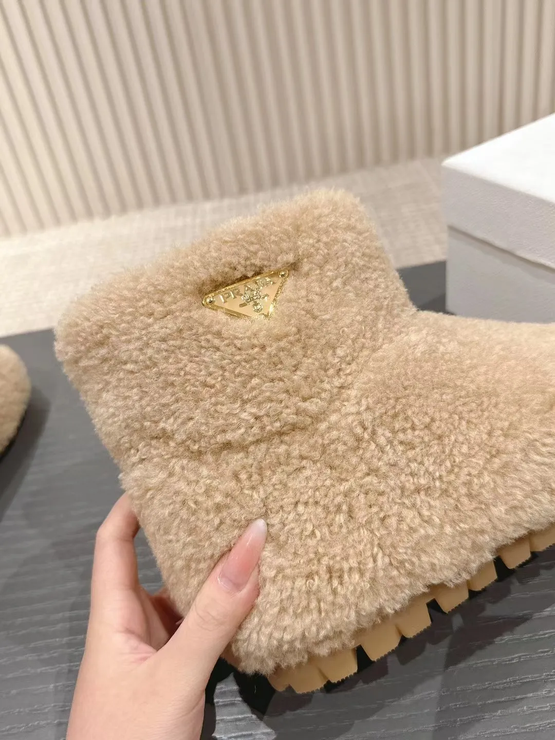 👟👟Ex-factory price 560👟👟 Prada*Prada 2024ss new autumn and winter straight snow boots wool short boots. The fashionable and elegant design presents a classic silhouette. No matter what the situation is, the home court belongs only to you!  Fabric: Customized wool Lining: Customized wool Hardware: Original hardware 1:1 molding Outsole: Original molded raw rubber outsole Code number: 35-40 (customized 40 pieces are not returnable)